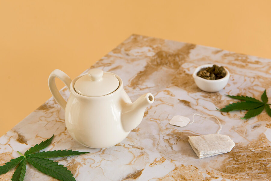 CBD tea hatása - egy csésze frissen elkészült CBD tea